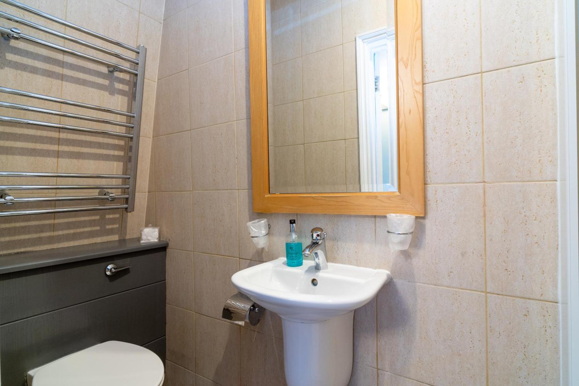 Croft Court Hotel London Room photo